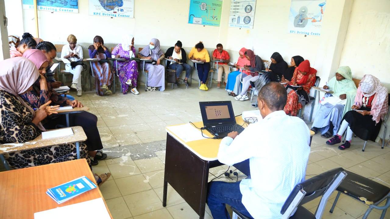 የኮሌጁ አሽከርካሪዎች ማሰልጠኛ ማዕከል ለሴት የባጃጅ አሽከርካሪዎች ስልጠና እየተሰጠ ነው::